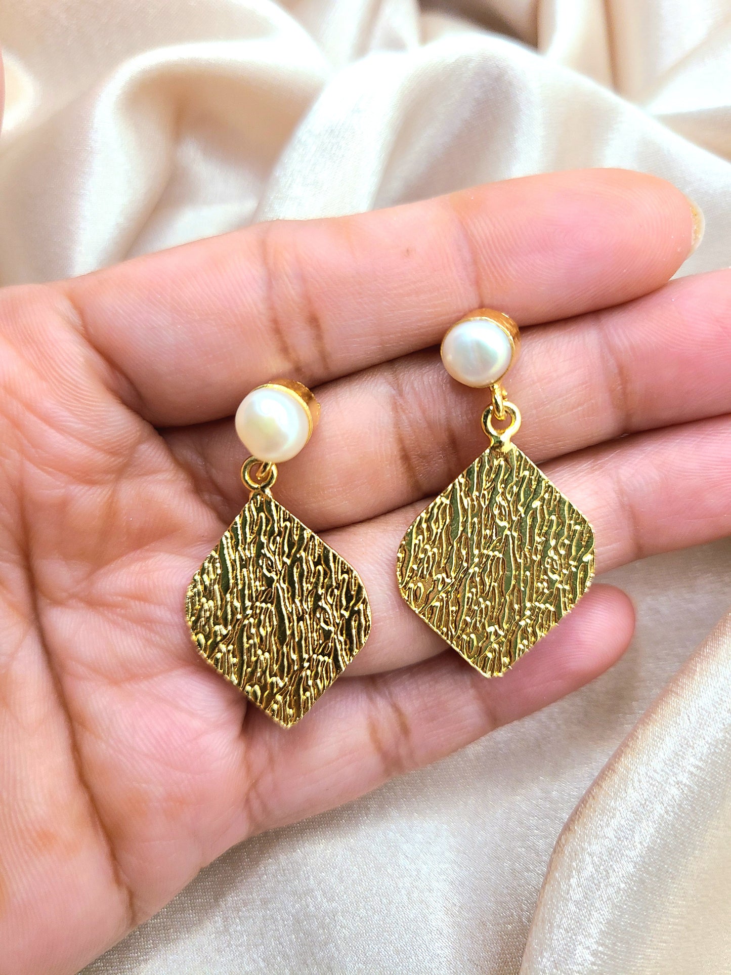 Aksa Earrings Gold- Pearl