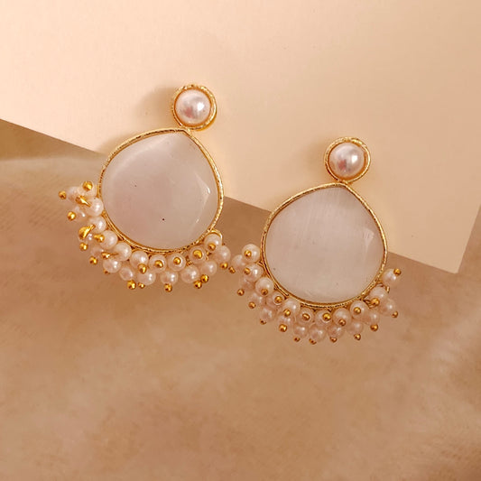 Drop earrings White